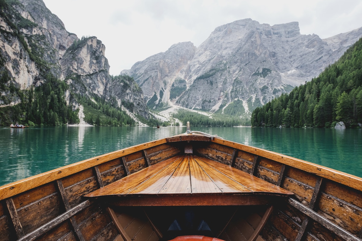 Holzboot auf einem klaren Bergsee in den Dolomiten