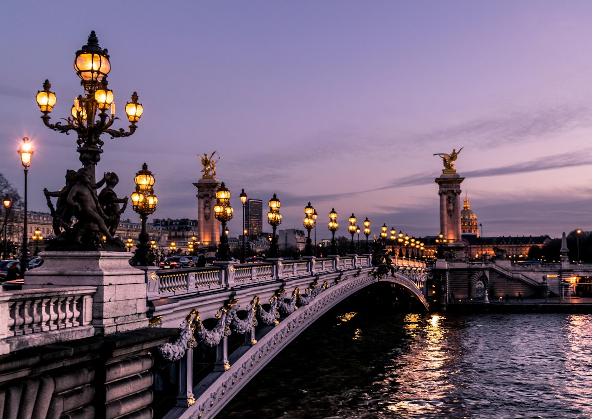 Historische Brücke in Paris am Abend