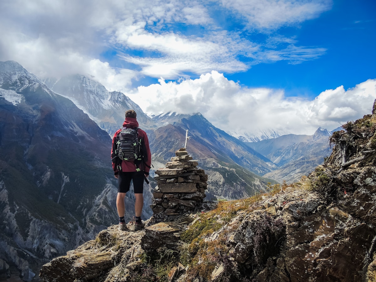 Wanderer vor einer weiten Berglandschaft